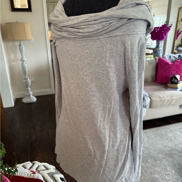 Grey long sleeve Lilly Pulitzer size small no tag - Picture 3 of 3